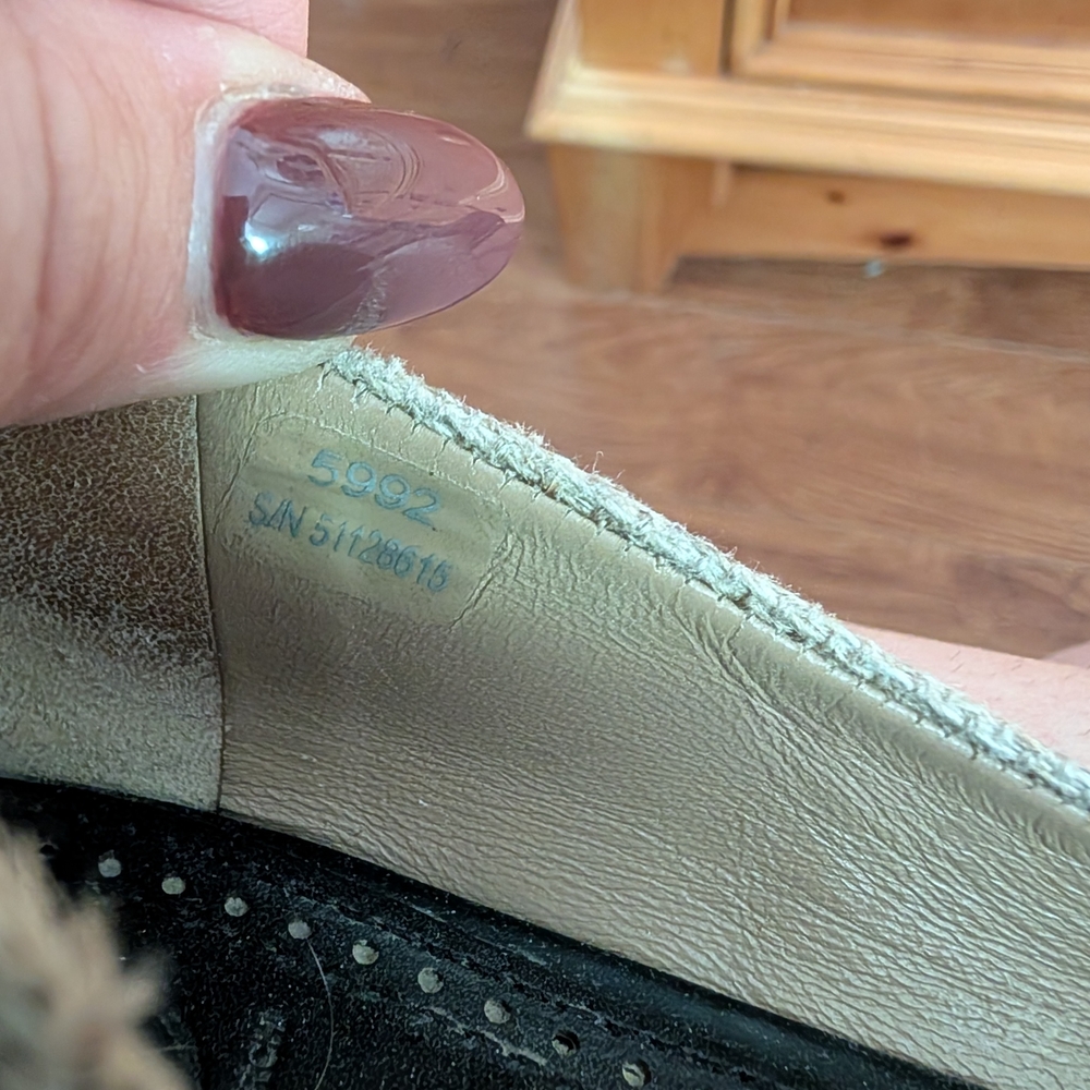 Elegant Black and Tan Women's Flats - Picture 8 of 8